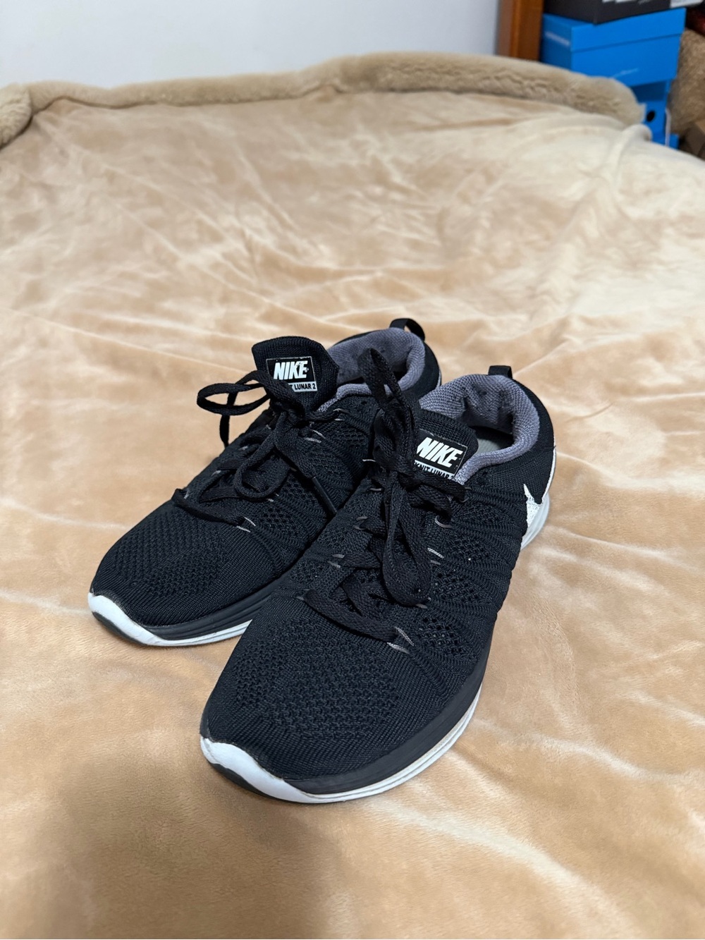 Nike Black and White Flyknit Trainer Sneakers Women’s 7